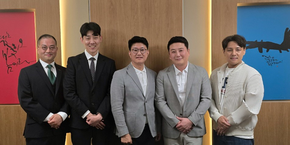 (From left) HiKive CEO Lee Jae-beom, S2N Tech CEO Shim Min-seok, Metalogics Chair Lee Chang-taek, Blad Group Chair Scott Kim and Blad Group Vice Chair Byun Jae-myung, pose for a photo during the MOU signing ceremony on May 12 in Seoul. (Metalogics)