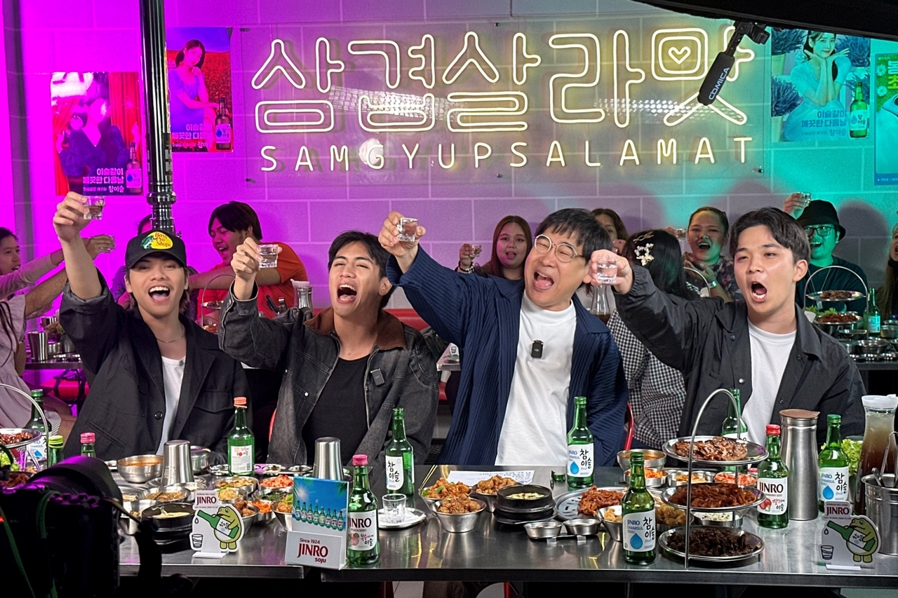 Hosts and guests raise a toast during a Jinro Live livestream at the Samgyupsalamat restaurant in Manila, Philippines. (HiteJinro)