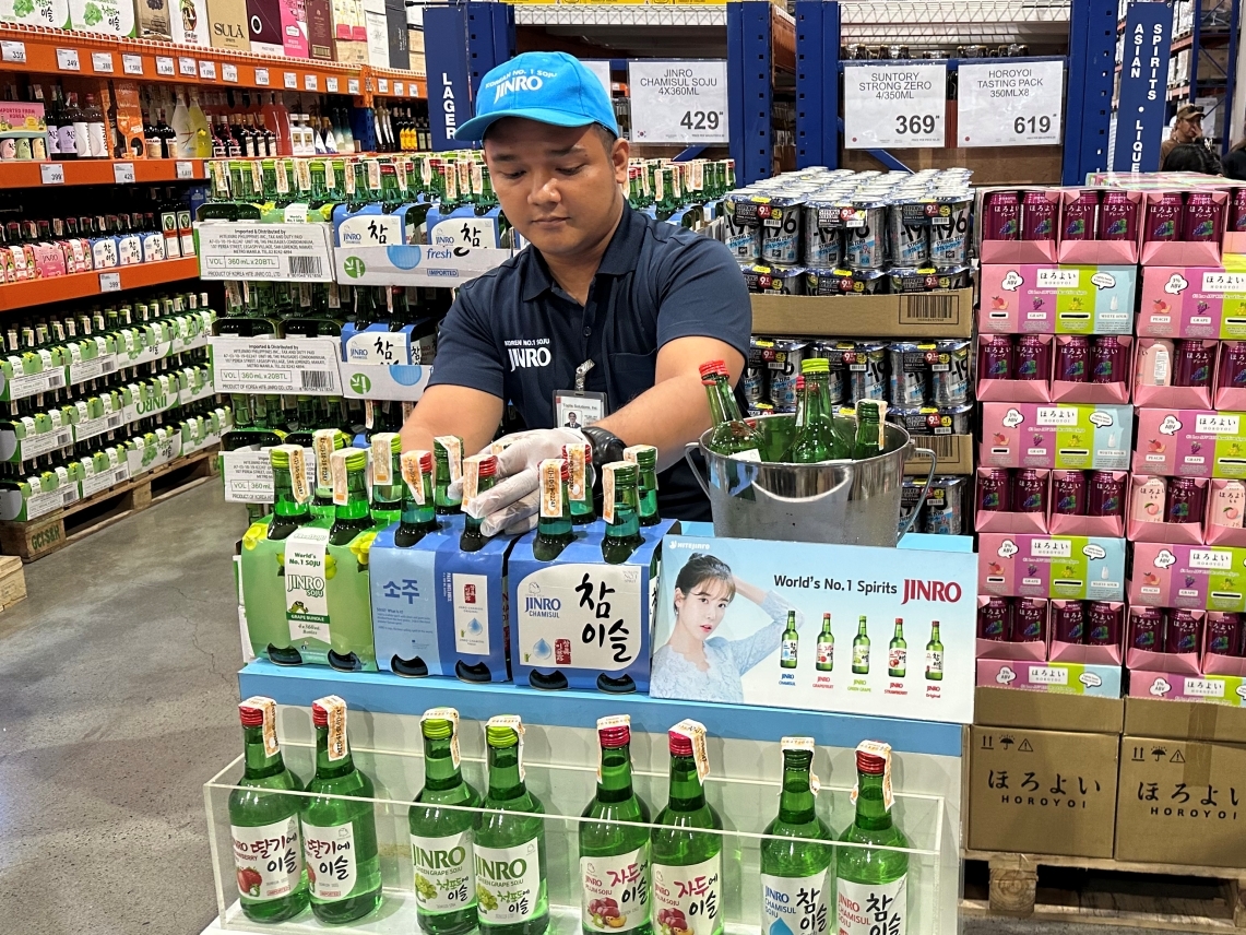 Varieties of Jinro soju are offered as samples at an S&R Membership Shopping store in Manila, Philippines. (HiteJinro)