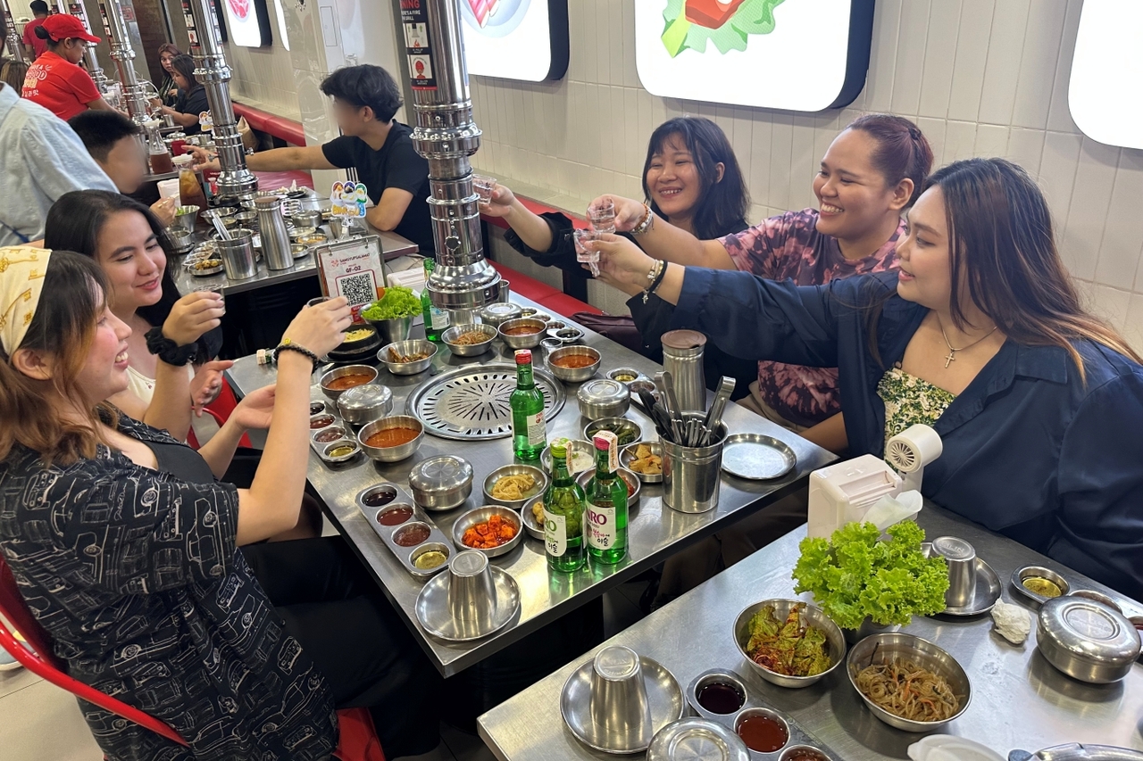 Customers raise their glasses at a Korean barbecue restaurant in Manila, Philippines. (HiteJinro)