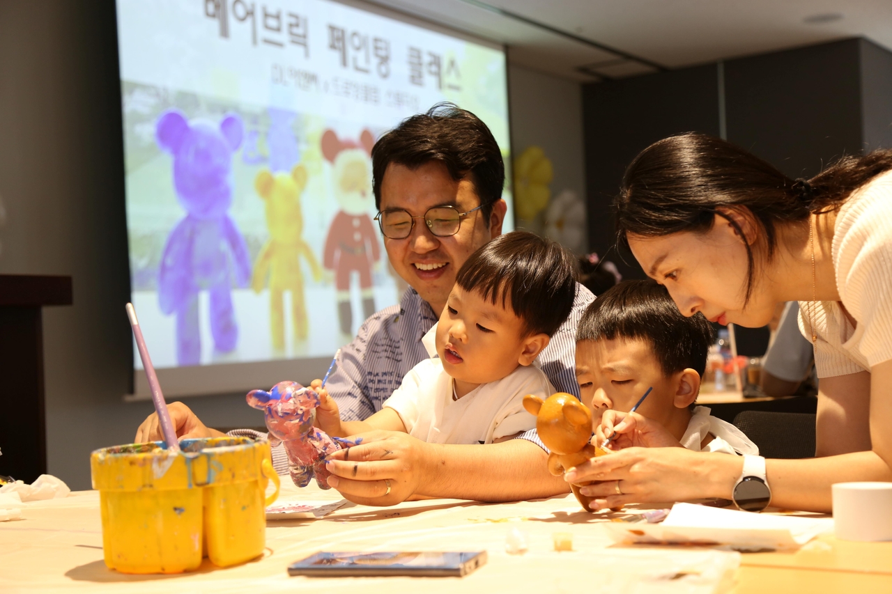 지난해 5월 토토사이트 공지이앤씨 패밀리데이에 참석한 직원 가족들이 ‘베어브릭 인형 만들기’를 체험하고 있다.  [토토사이트 공지이앤씨 제공]