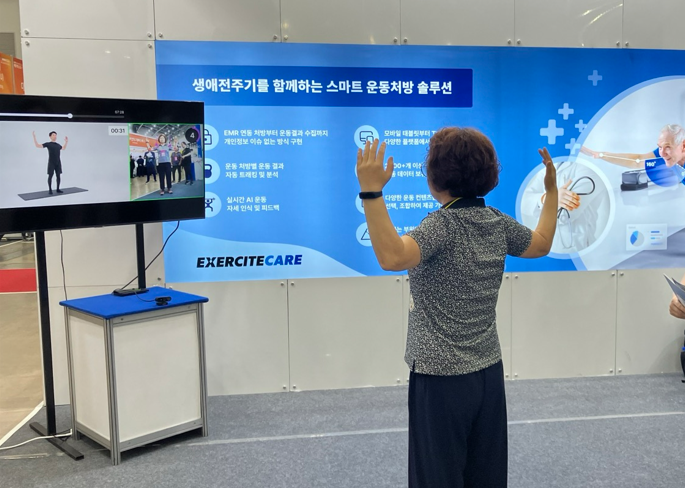 한 시민이 아이픽셀의 AI 토토사이트 모멘트 코칭 서비스 ‘엑서사이트’를 체험하고 있다.[아이픽셀 제공]