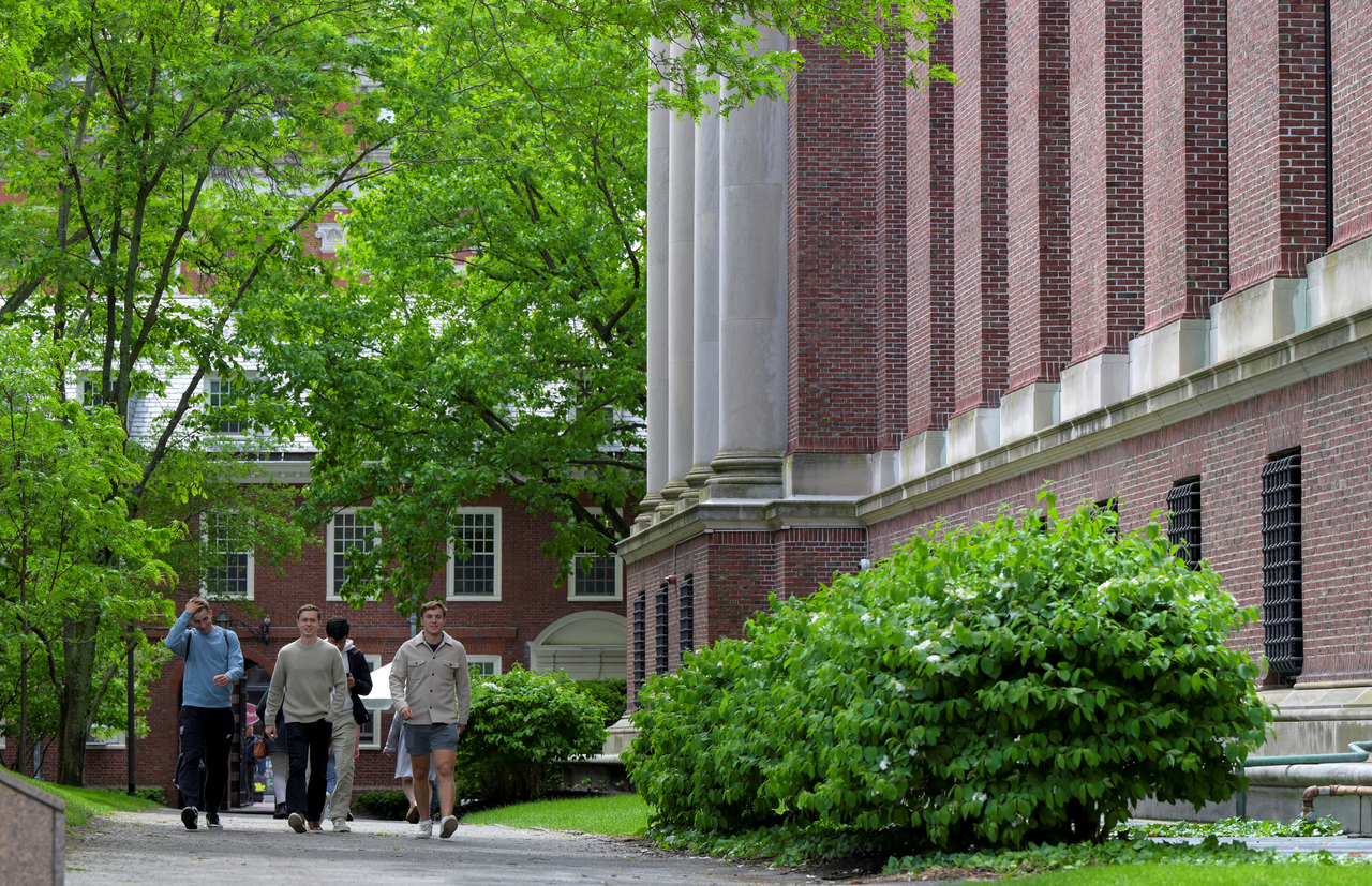 Students walk on the campus of Harvard University in Cambridge, Massachusetts, Friday.   Reuters-Yonhap