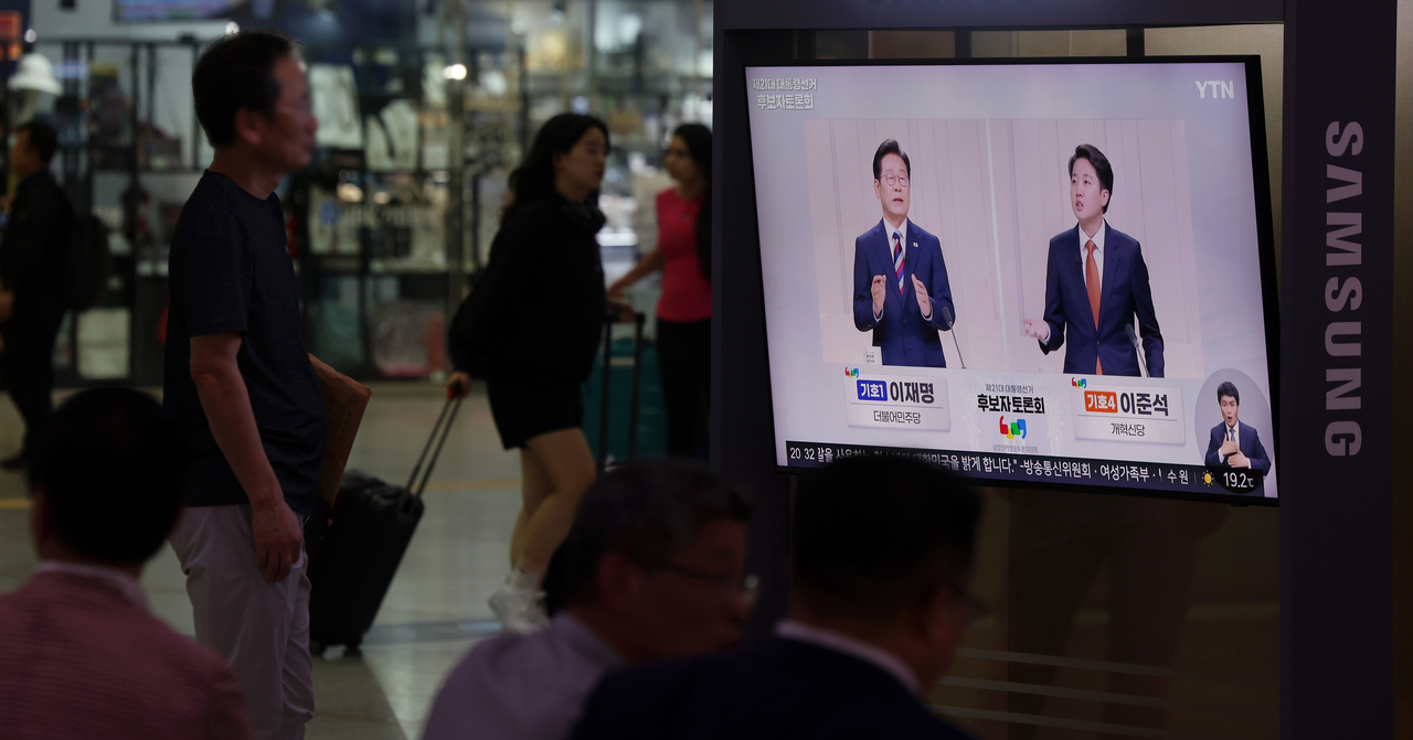 A TV screen at Seoul Station shows Tuesday's live presidential debate. (Newsis)