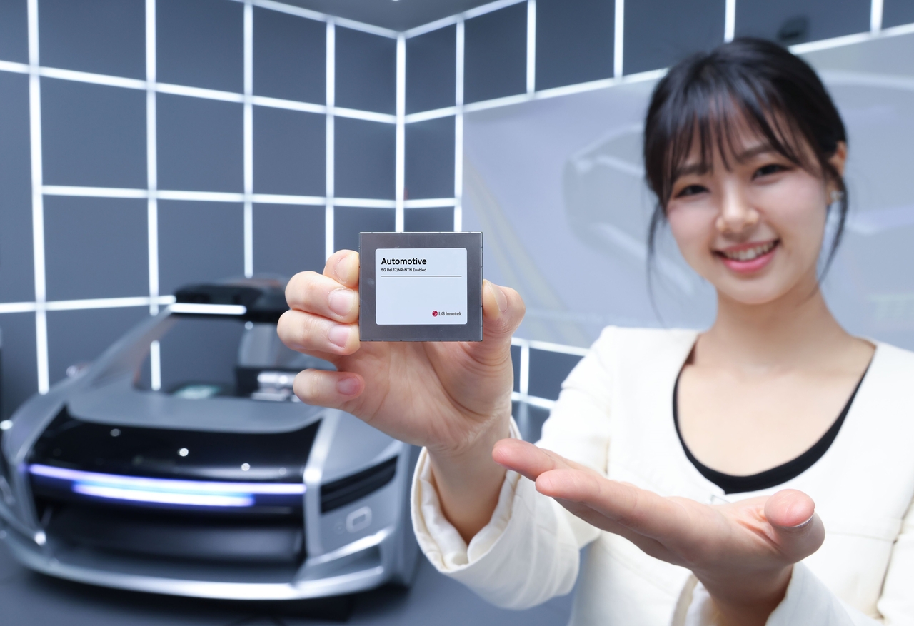 An LG Innotek employee showcases the company’s third-generation 5G communication module. (LG Innotek)