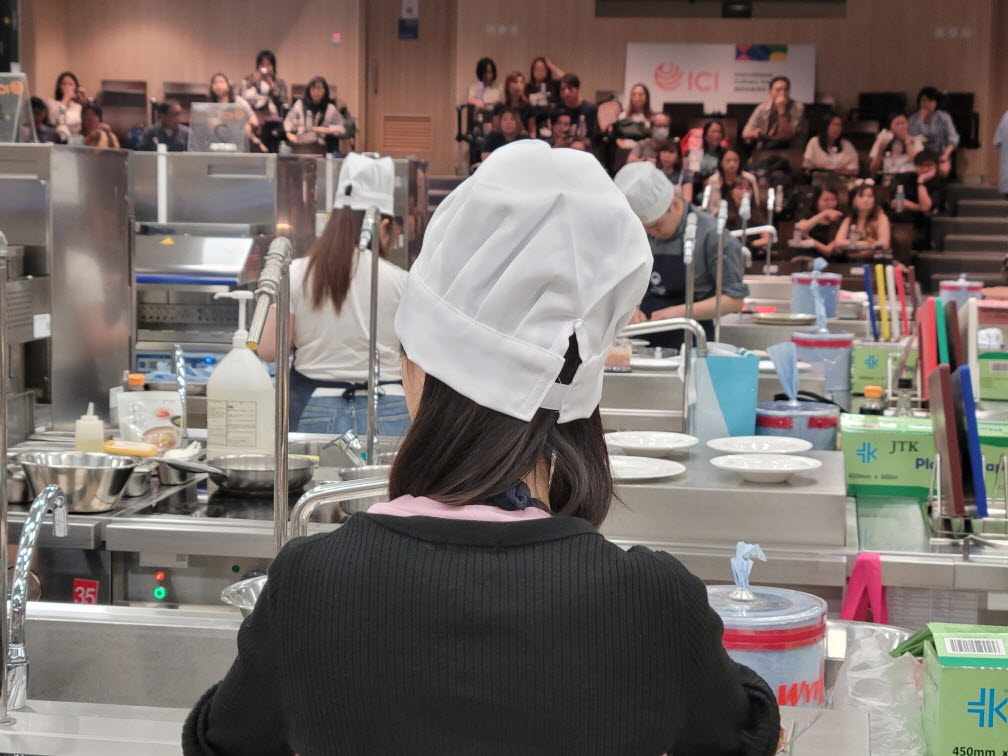 한식요리경연대회에 참가한 참가자들의 토토사이트 forever를 재료로 요리를 하고 있다. [사진=전국토토사이트 forever협회]