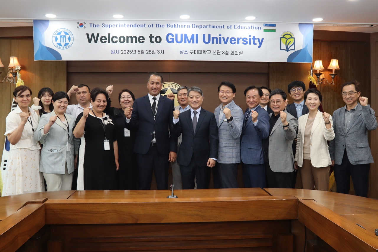구미대 관계자들과 우즈베키스탄 부하라시 교육청 관계자들이 기념촬영을 하고 있다 [구미대 제공]