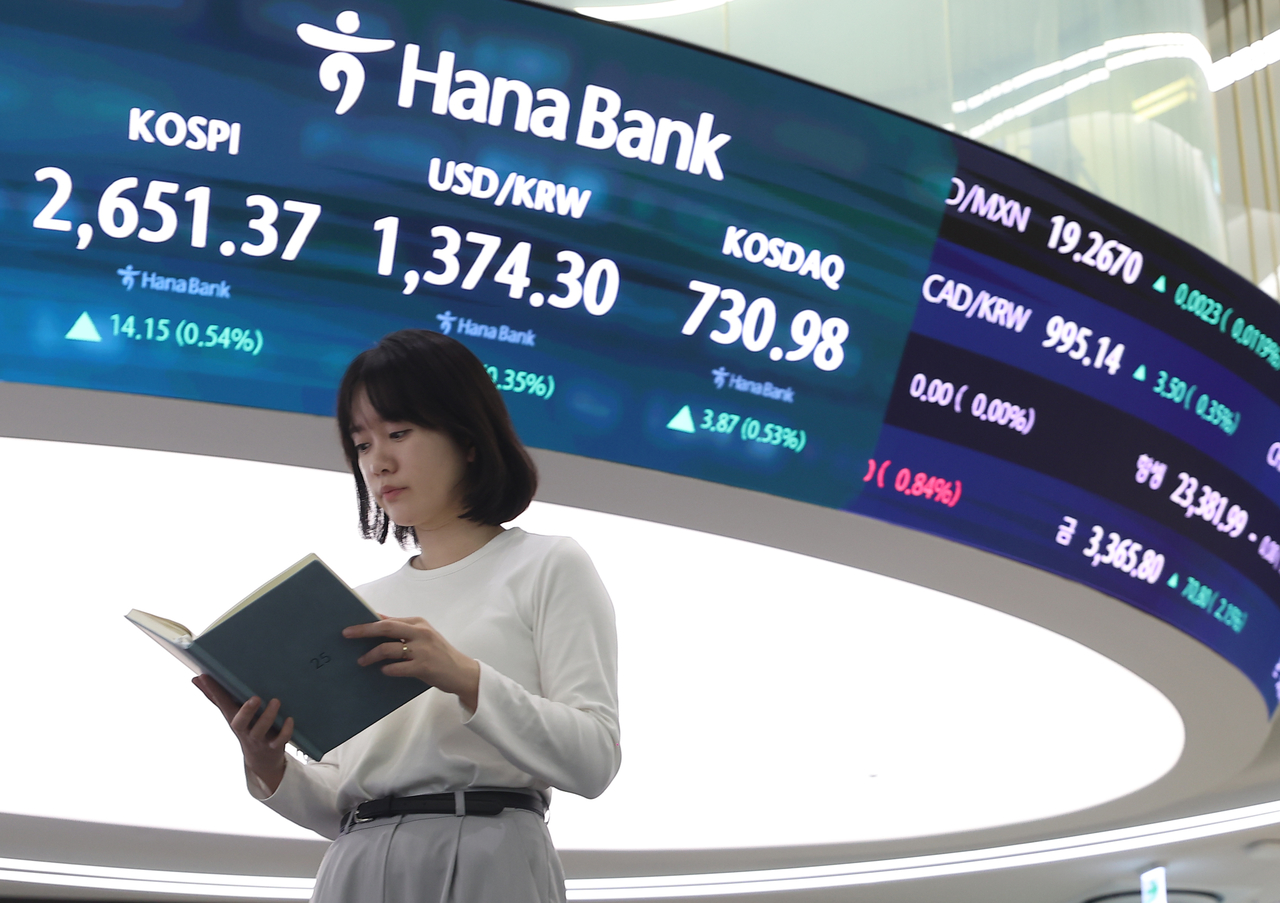 An official works at a dealing room of Hana Bank in Seoul on Wednesday. (Yonhap)