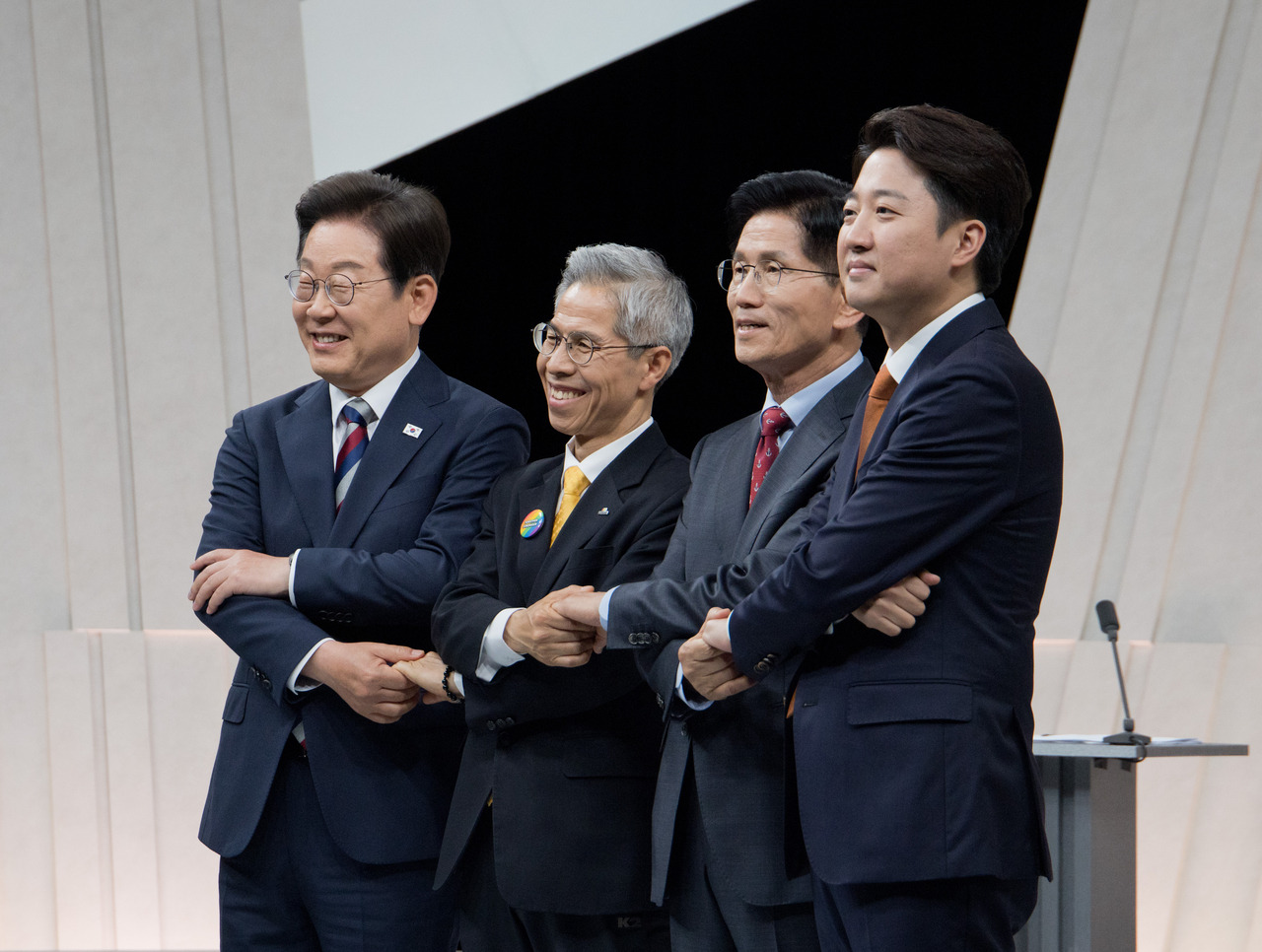 Four presidential candidates -- (From left to right) Lee Jae-myung of the Democratic Party, Kwon Young-kook of the minor Democratic Labor Party, Kim Moon-soo of the People Power Party and Lee Jun-seok of the minor New Reform Party and -- pose for a photo ahead of their televised debate on May 27. (Yonhap)