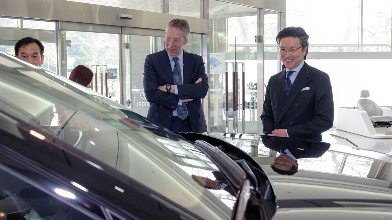 This photo shows Peter van der Vliet (center), Dutch ambassador to South Korea, and Kim Il-bum (right), executive vice president of Hyundai Motor's global policy office, observing an Ioniq 9 model at the automaker's plant in Asan, 107 kilometers south of Seoul, on Tuesday. (Hyundai Motor Co.)