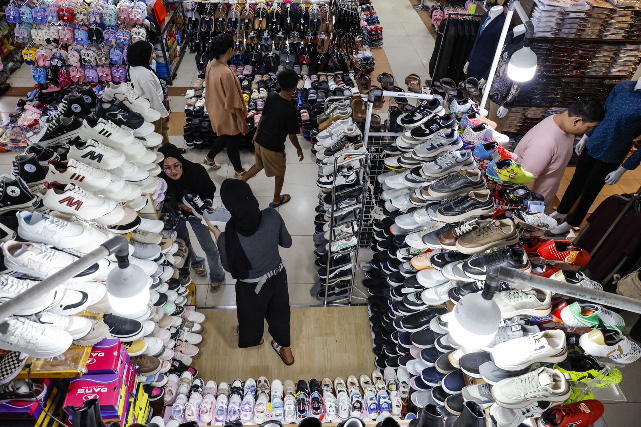 People check shoes at a shop in Bumi Serpong Damai International Trade Center (ITC BSD) mall in Tangerang, Indonesia, 15 May 2025. [EPA]