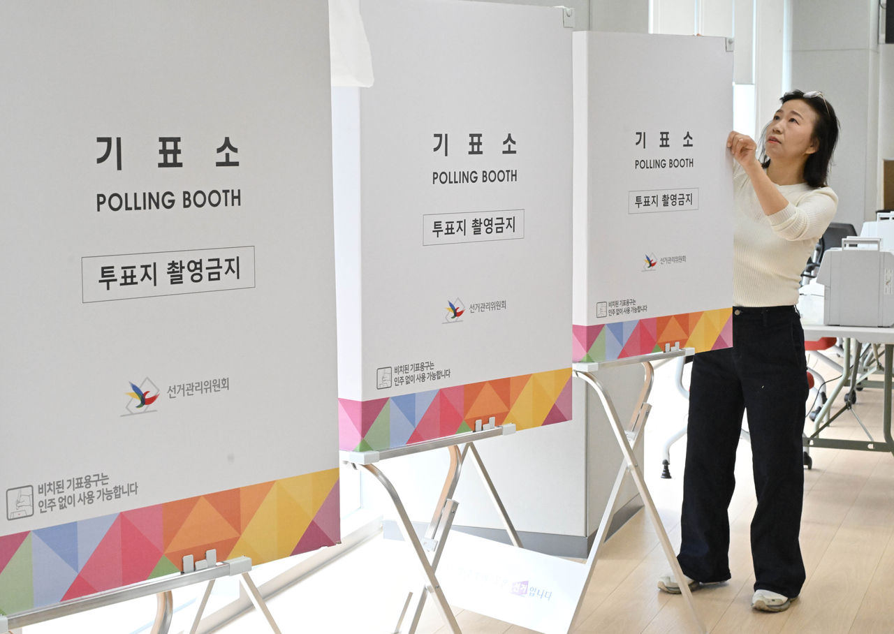 An election official sets up a polling station at a community center in Banpo. Seoul, Wednesday, one day ahead of a two-day early voting period for the June 3 presidential election. (Im Se-jun / The Korea Herald)