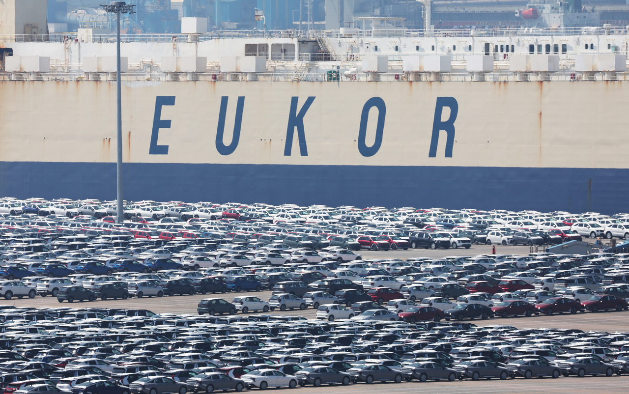 This photo shows cars waiting to be exported at a port in Pyeongtaek, about 65 kilometers south of Seoul. (Yonhap)