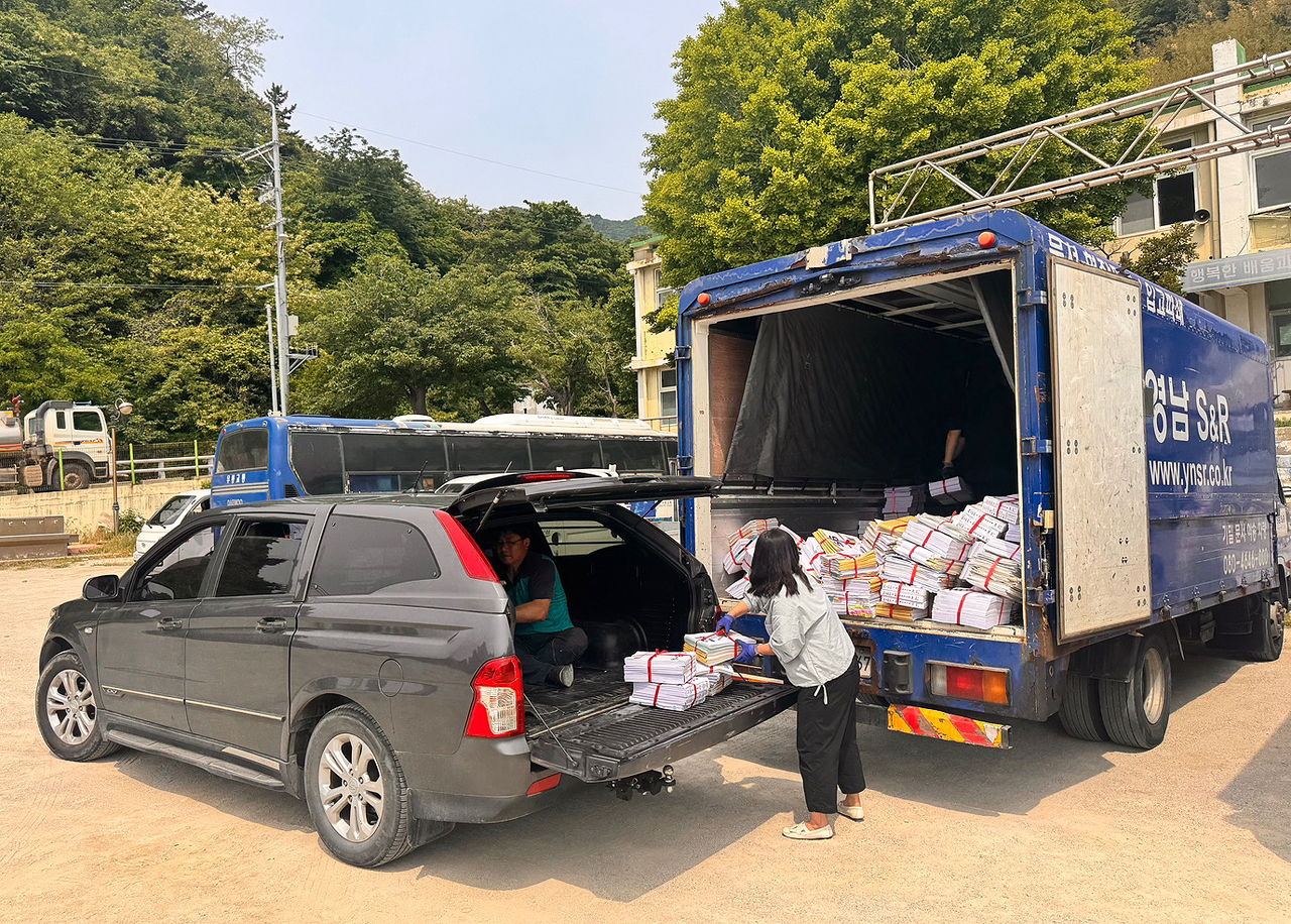 각급 학교에서 가져온 폐기 대상 기록물을 육지로 보내기 위해 대형 차량에 싣고 있다 [울릉교육지원청 제공]