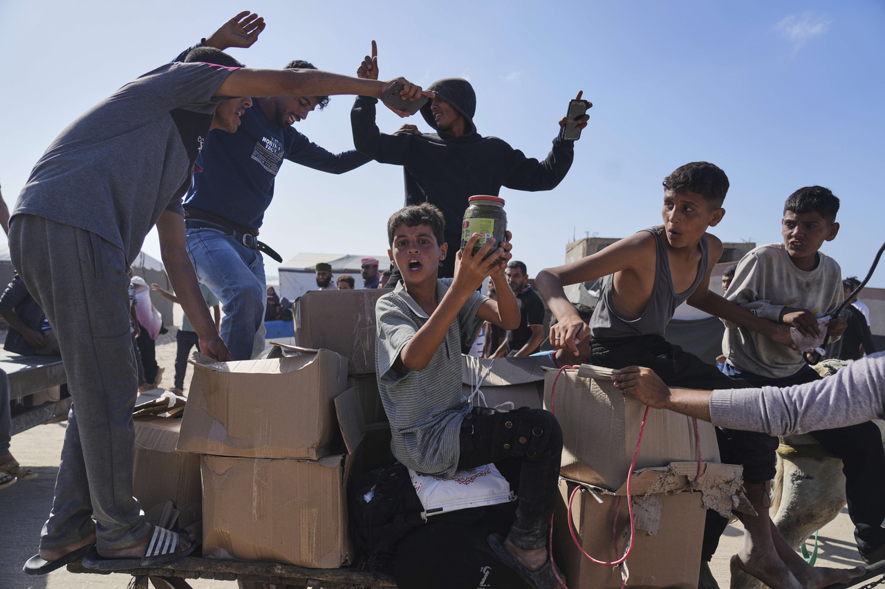 Palestinians carry boxes containing food and humanitarian aid packages delivered by the Gaza Humanitarian Foundation, a US-backed organization approved by Israel, in Rafah, southern Gaza Strip, Tuesday.   AP-Yonhap