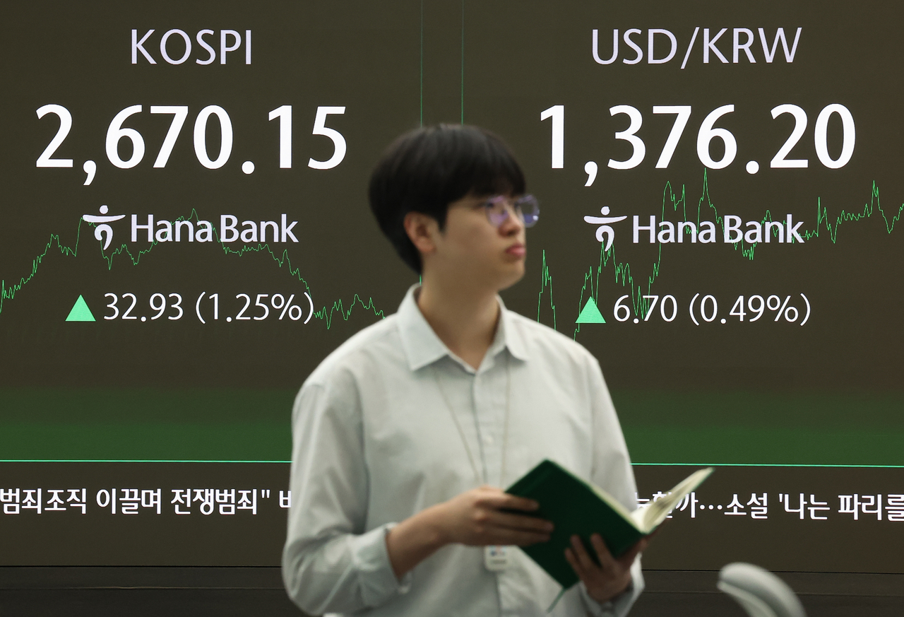 An electronic board showing the Korea Composite Stock Price Index at a dealing room of the Hana Bank headquarters in Seoul on Wednesday. (Yonhap)
