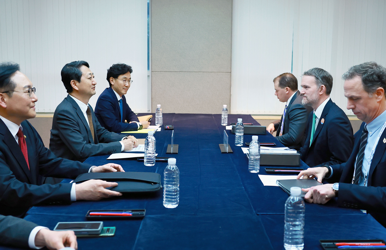 This photo shows a South Korean delegation, led by Industry Minister Ahn Duk-geun (2nd from left), holding talks with a US delegation, led by US Trade Representative Jamieson Greer (2nd from right), on the sidelines of the Asia-Pacific Economic Cooperation trade ministers' meeting on South Korea's Jeju Island on May 16. (Ministry of Trade, Industry and Energy)
