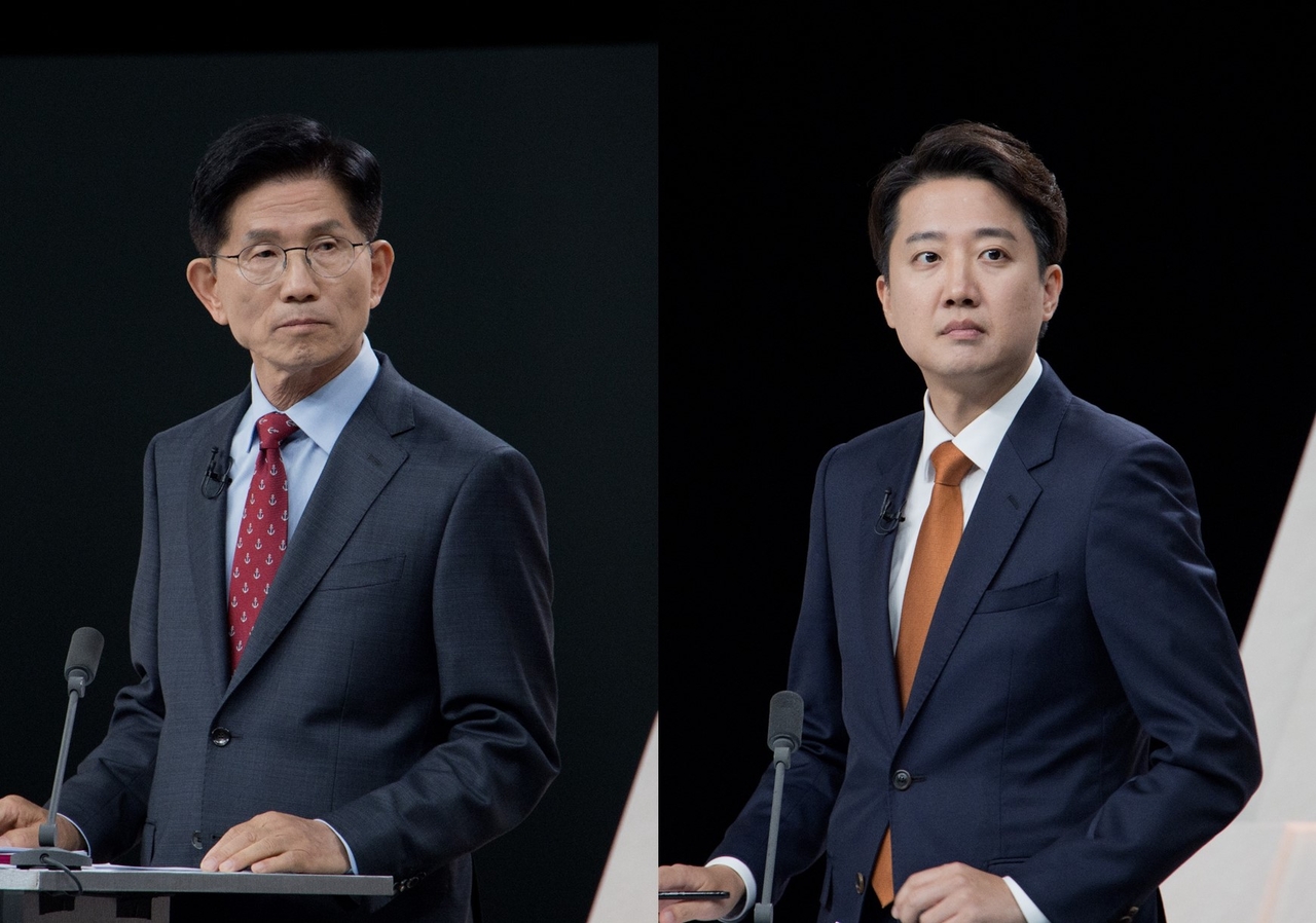 This photo shows People Power Party candidate Kim Moon-soo (left) and New Reform Party candidate Lee Jun-seok at a televised debate held in Seoul on Tuesday. (Yonhap)