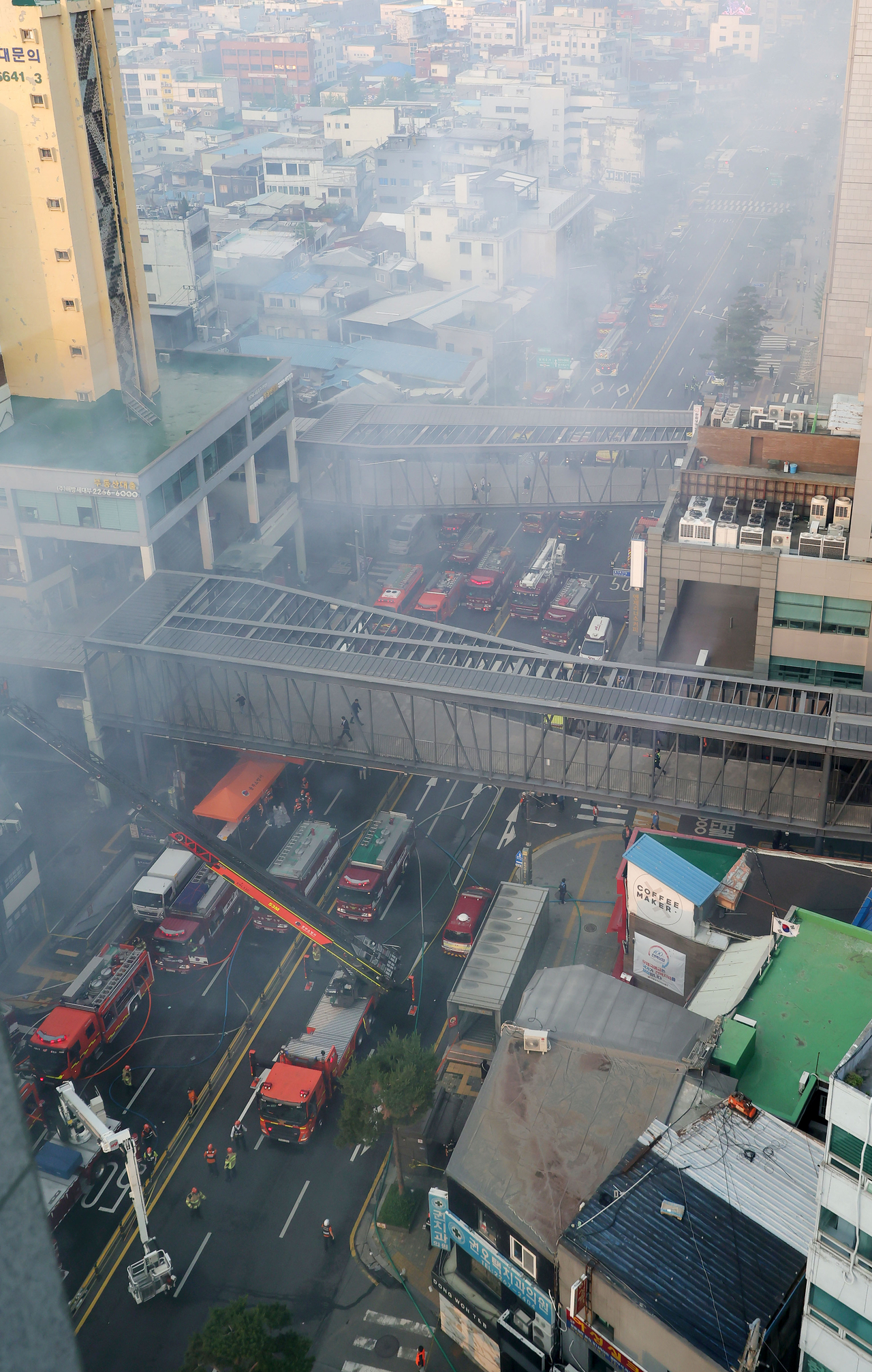Firefighters respond to a blaze at a building near Sewoon Plaza in Euljiro, Seoul, Wednesday. Traffic was restricted between Euljiro 3-ga and 4-ga following the incident. (Newsis)