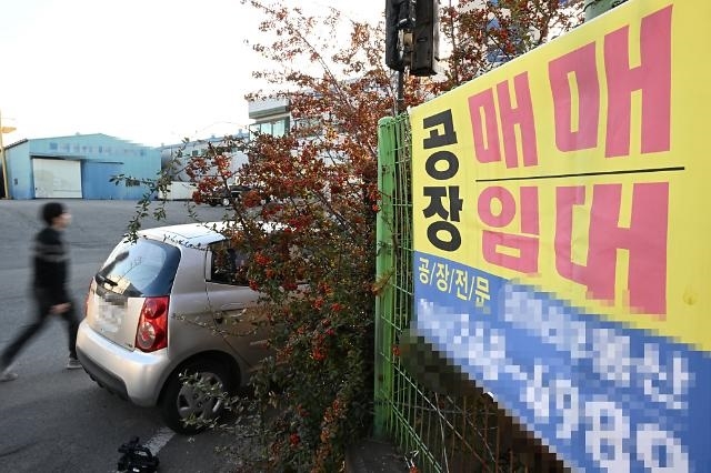 지난해 말부터 경기 불확실성이 커지면서 주요 칼리토토들의 원화 차입 규모가 1년 새 6조원가량 늘어난 것으로 집계됐댜. 경상북도 포항시 포항철강산업단지 인근 공단에 공장 매매 현수막이 부착돼 있는 모습 [헤럴드DB]