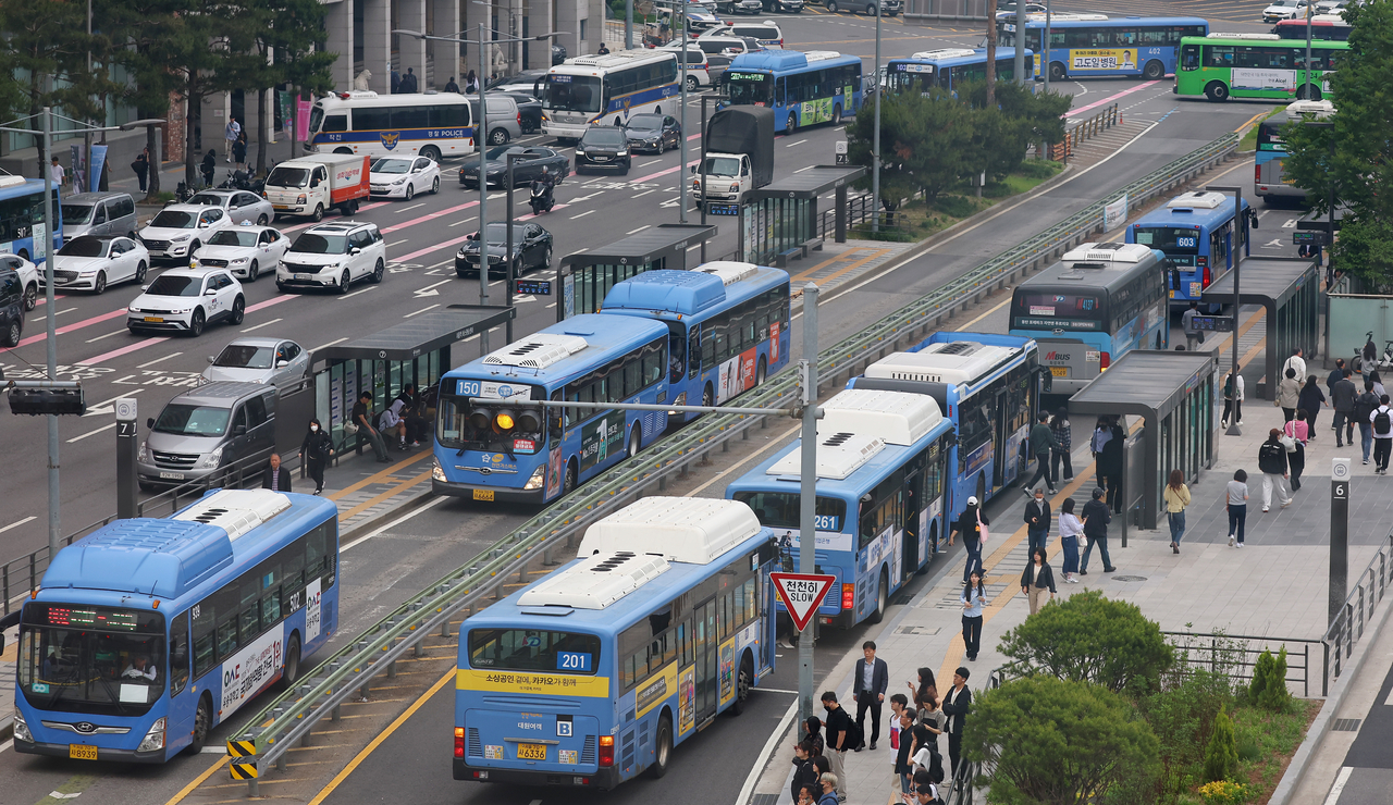 Buses operate to the regular schedule in Jung-gu, central Seoul, Wednesday, after an all-out strike was postponed despite the bus workers’ union and its employers failing to reach an agreement on wage reforms at midnight of the same day. (Yonhap)