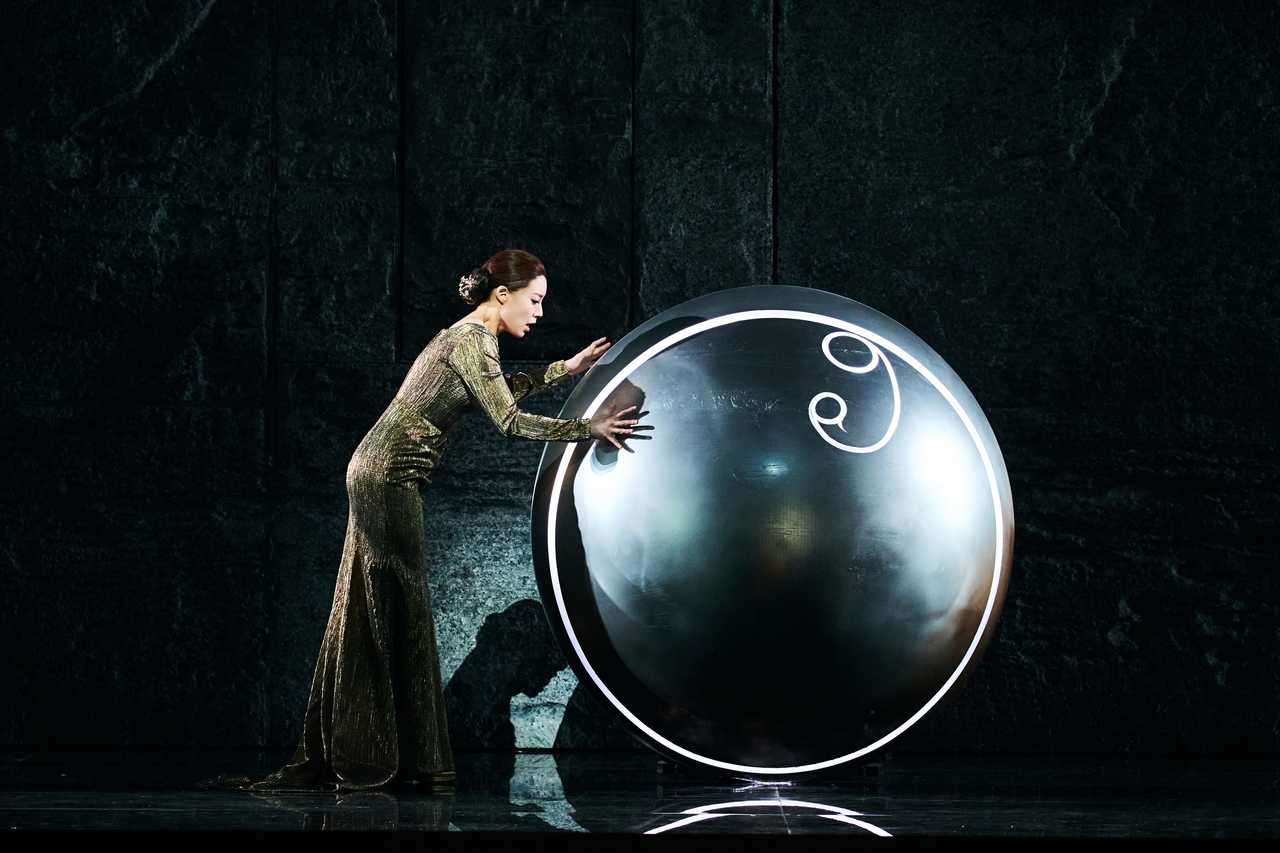 Soprano Hwang Su-mi performs in the premiere of "The Rising World" at the Seoul Arts Center on Sunday in Seocho-gu, Seoul. (Seoul Arts Center)