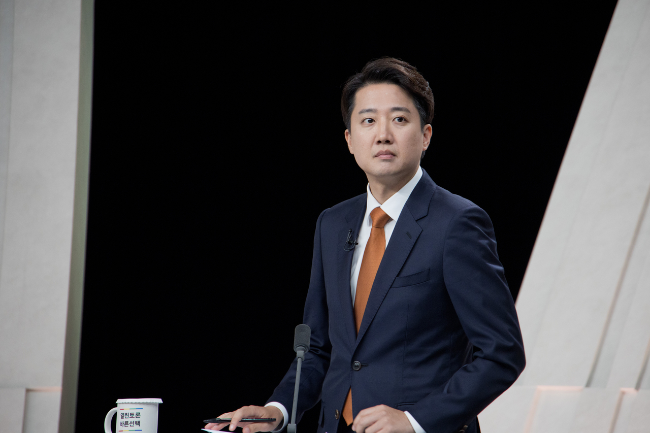 토토사이트 바코드 개혁신당 대선후보가 지난 27일 서울 마포구 상암동 MBC 스튜디오에서 열린 정치 분야 TV 토론회를 준비하고 있다. [국회사진기자단]
