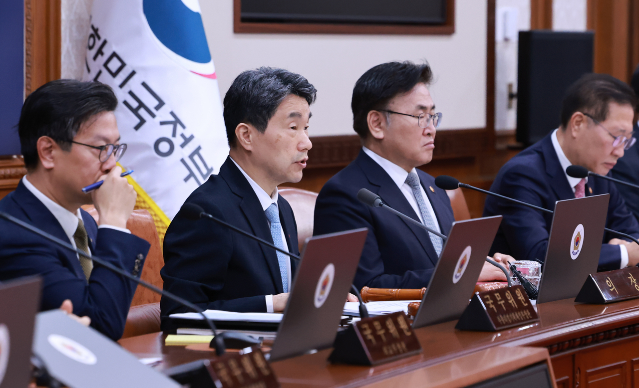 이주호(왼쪽 두 번째) 대통령 권한대행 부총리 겸 교육부 장관이 28일 정부서울청사에서 열린 국무회의에서 발언하고 있다.  [연합]