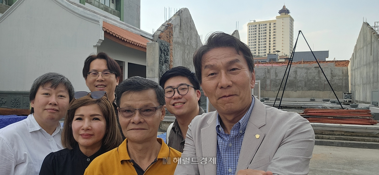 인도네시아 자카르타의 토토사이트 대공원 사찰 금덕원을 방문한 정용식 ㈜헤럴드 상무(맨 오른쪽)와 금덕원 관리 책임자(오른쪽 세번째) 모습
