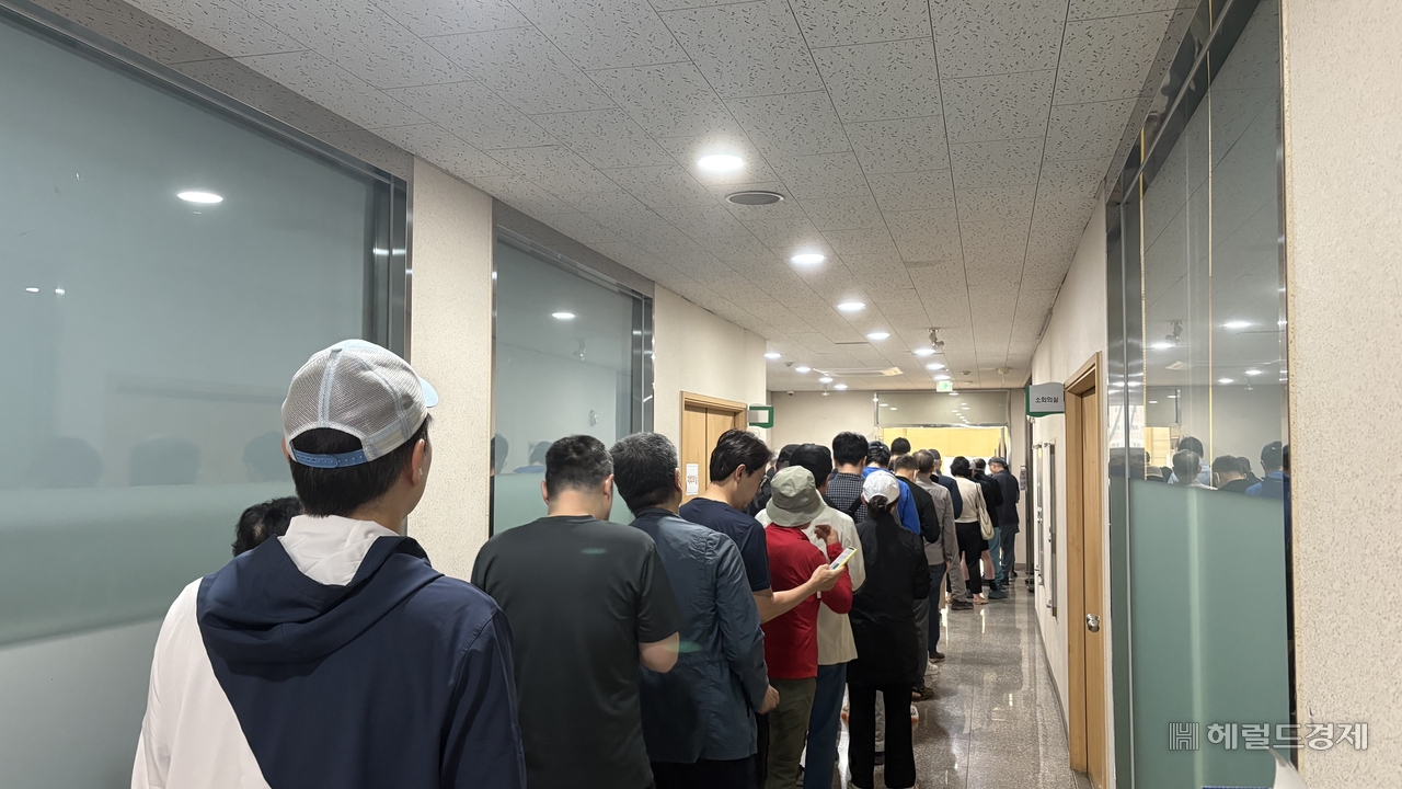 29일 오전 서울 서초구 반포1동주민센터에 사전원탑토토를 하러 대기하는 시민들. 박연수 수습기자