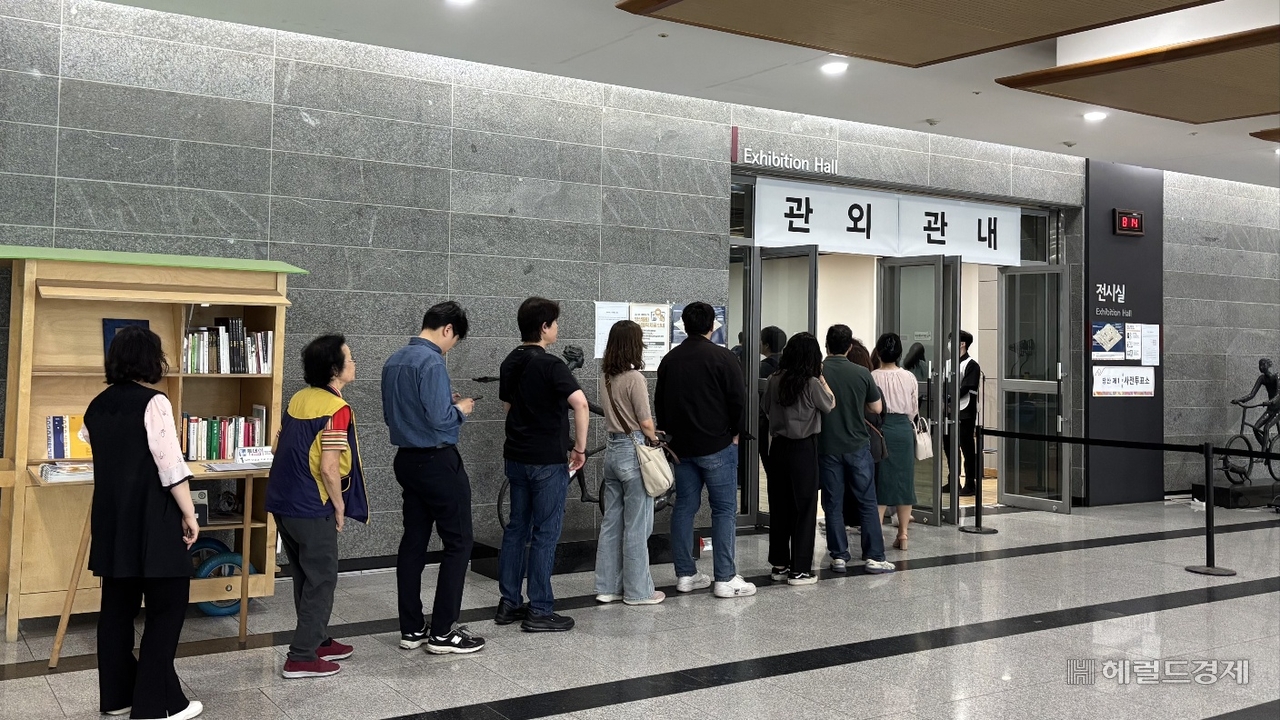 사전원탑토토 첫날인 29일 오전 서울 영등포구 영등포아트홀 전시실에 마련된 당산제1동 사전원탑토토소에서 시민들이 원탑토토를 하기 위해 줄을 서고 있다. 문이림 수습기자