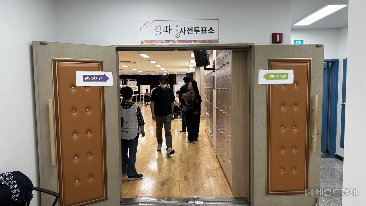 29일 오전 서울 용산구 청파동주민센터에서 사전원탑토토가 실시되고 있는 모습. 경예은 수습기자