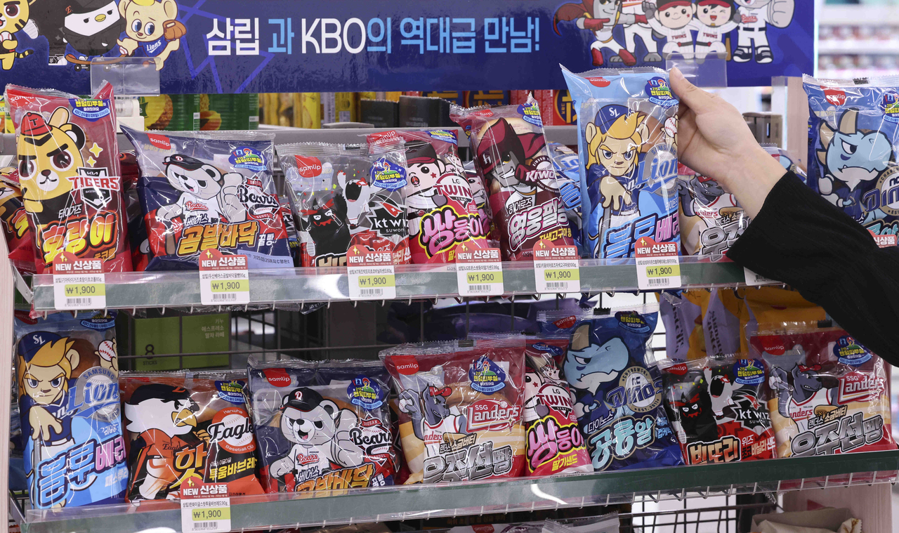 서울 시내의 한 편의점에 ‘비타임 토토(KBO빵)’을 판매하고 있다. [뉴시스]