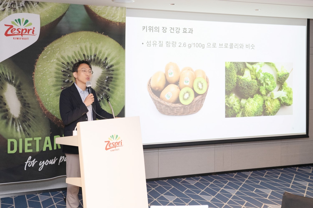 정히원 서울 아산병원 노년내과 교수가 제스프리 기자 간담회에서 키위 영양소를 설명하고 있다. [제스프리 제공]