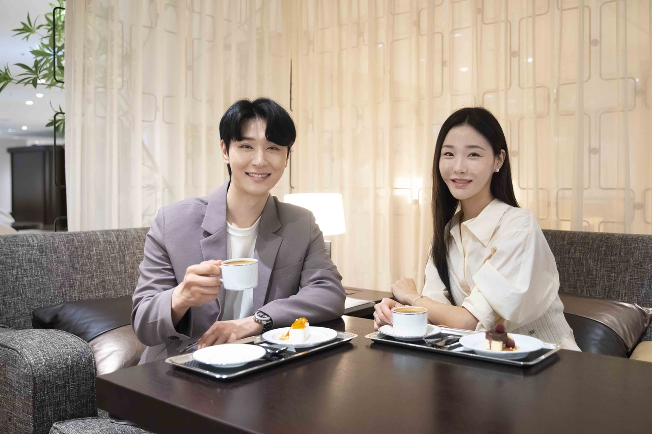 모델들이 신세계백화점 우수고객(VIP) 대상 차별화한 미식서비스를 소개하고 있다.  [신세계백화점 제공]