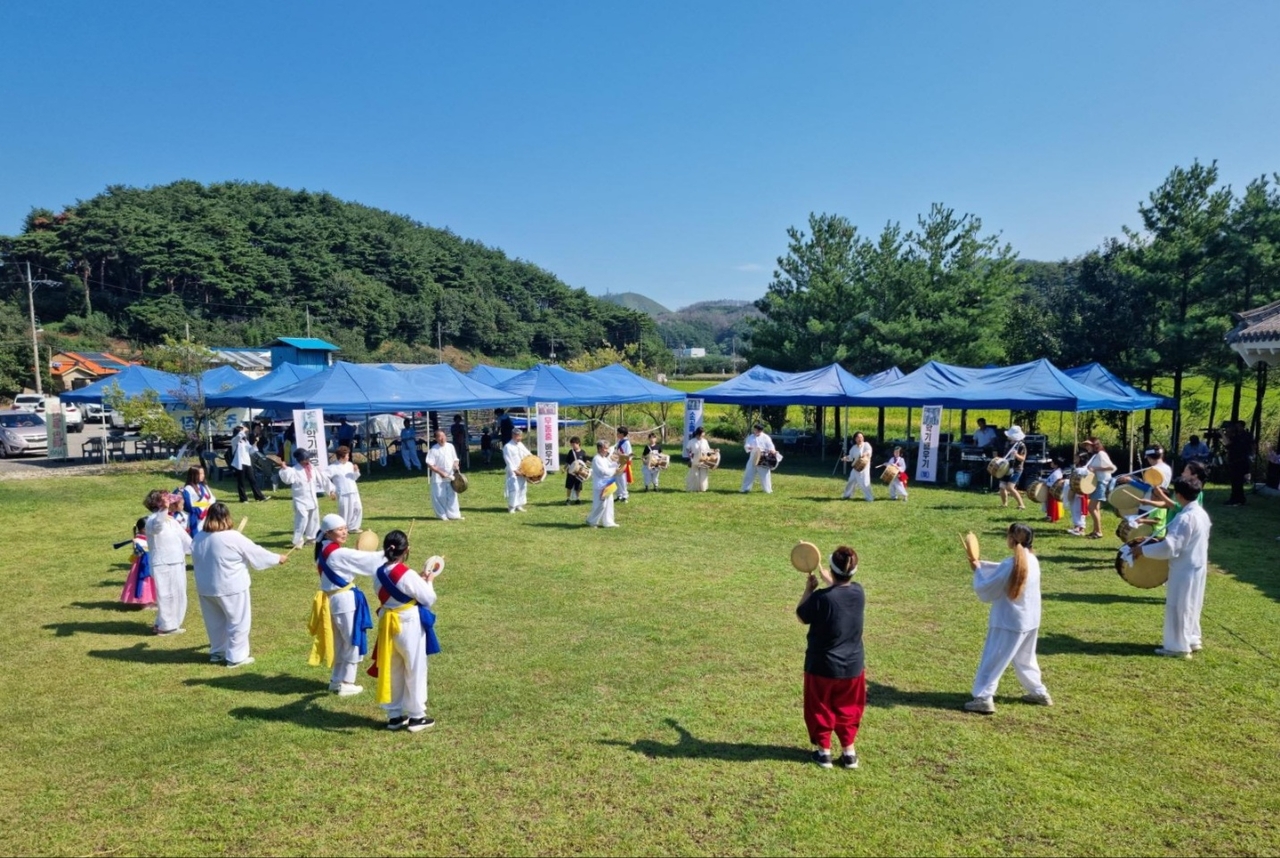 A performance of “nongak,” traditional farmers’ music, takes place in Gangwon Province in 2024. (Korea Heritage Service)