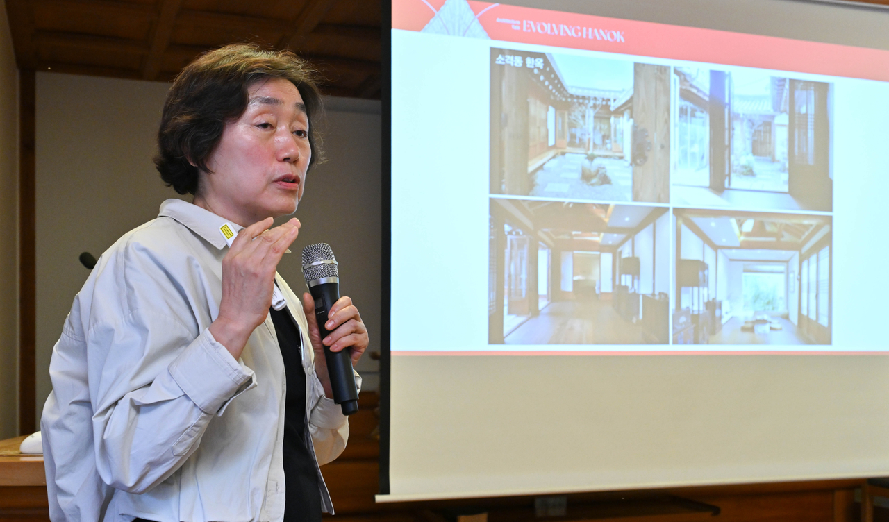 Kim Yong-mi, architect and CEO of GS Architects & Associates, speaks during the presentation before the roundtable session of "Architecture Talk: Evolving Hanok" on Wednesday at the Eundeok Cultural Center in Jongno-gu, Seoul. (Im Se-jun/The Korea Herald)