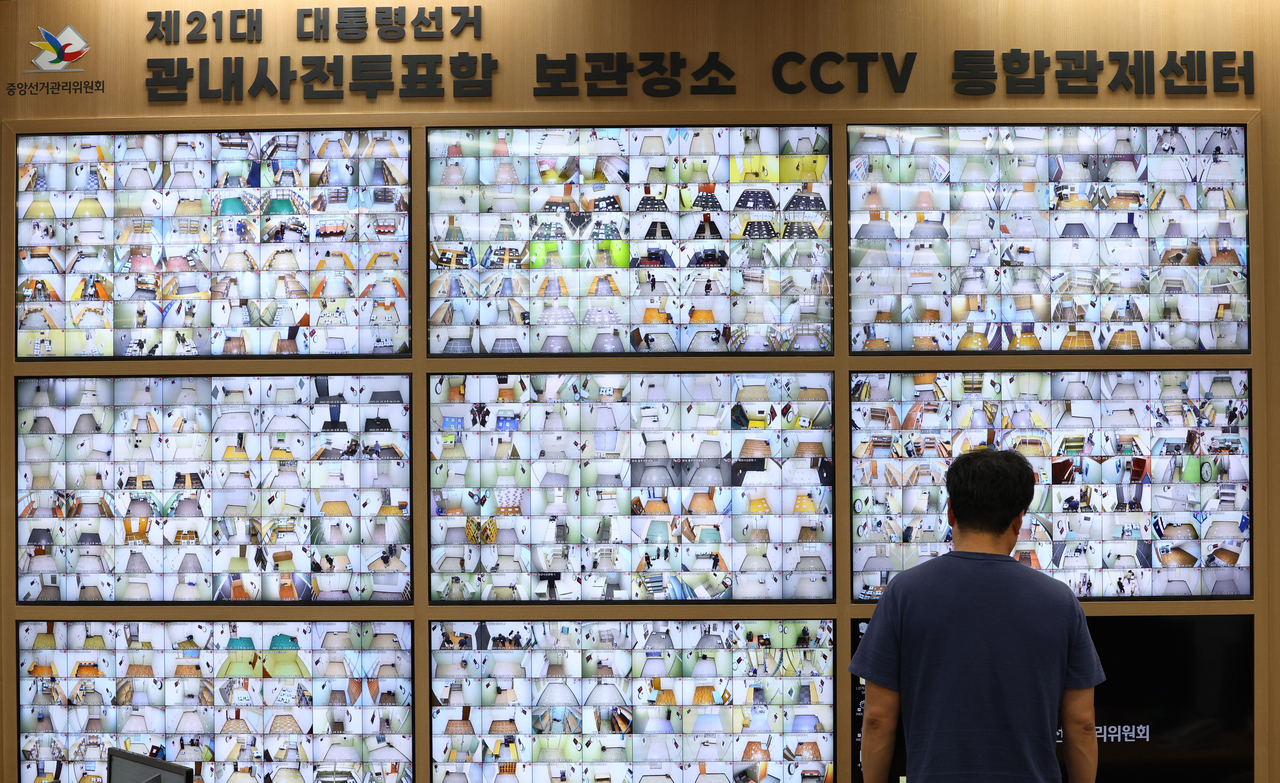 제21대 대통령선거 사전토토사이트 테이블 첫날인 29일 경기도 과천 중앙선거관리위원회 선거종합상황실에서 한 관계자가 관내사전토토사이트 테이블함 보관장소 CCTV를 모니터링하고 있다. [연합]