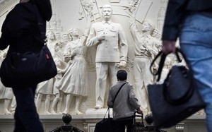 “모스크바 지하철에 스탈린 동상”…푸틴, 70년만의 독재자 소환 왜? [디브리핑]