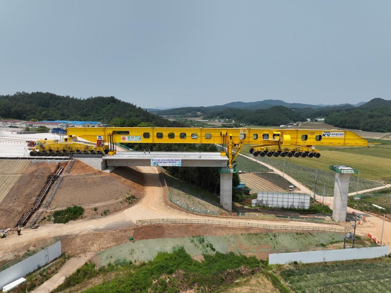 호남고속토토사이트 무료거부 2단계 제2공구 PSM 공법 적용 함평고가 교량상판 거치 현장 전경. [국가토토사이트 무료거부공단 제공]