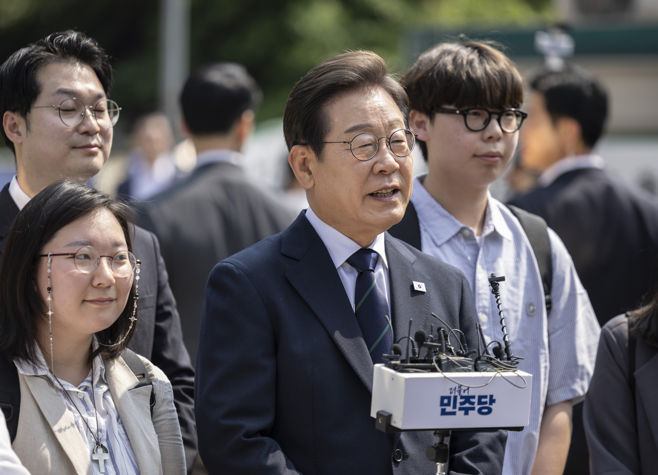Democratic Party of Korea’s presidential candidate Lee Jae-myung speaks to reporters after casting ballot on the first day of early voting of the 2025 presidential election  at a polling station in Seoul, Thursday. (Newsis)