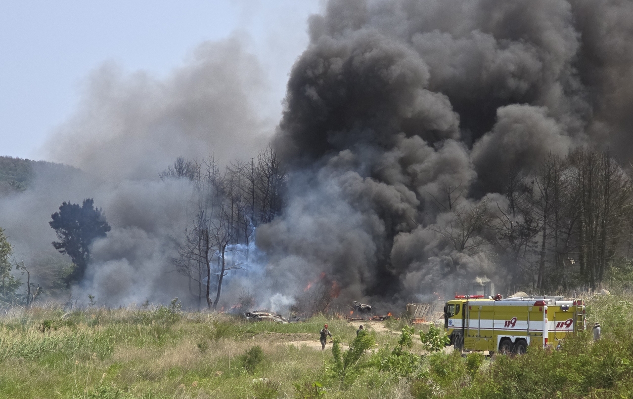 Smoke billows on a mountain in Pohang, North Gyeongsang Province, after a Navy maritime patrol aircraft crashed at around 1:50 p.m. on Thursday. (Yonhap)