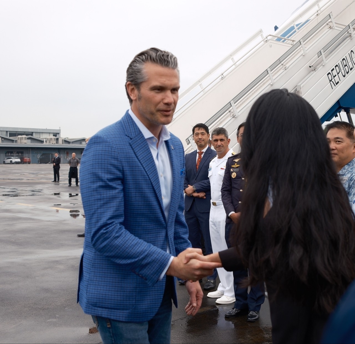 US Defense Secretary Pete Hegseth (left) arrives at an airport in Singapore on May 29. (Yonhap)