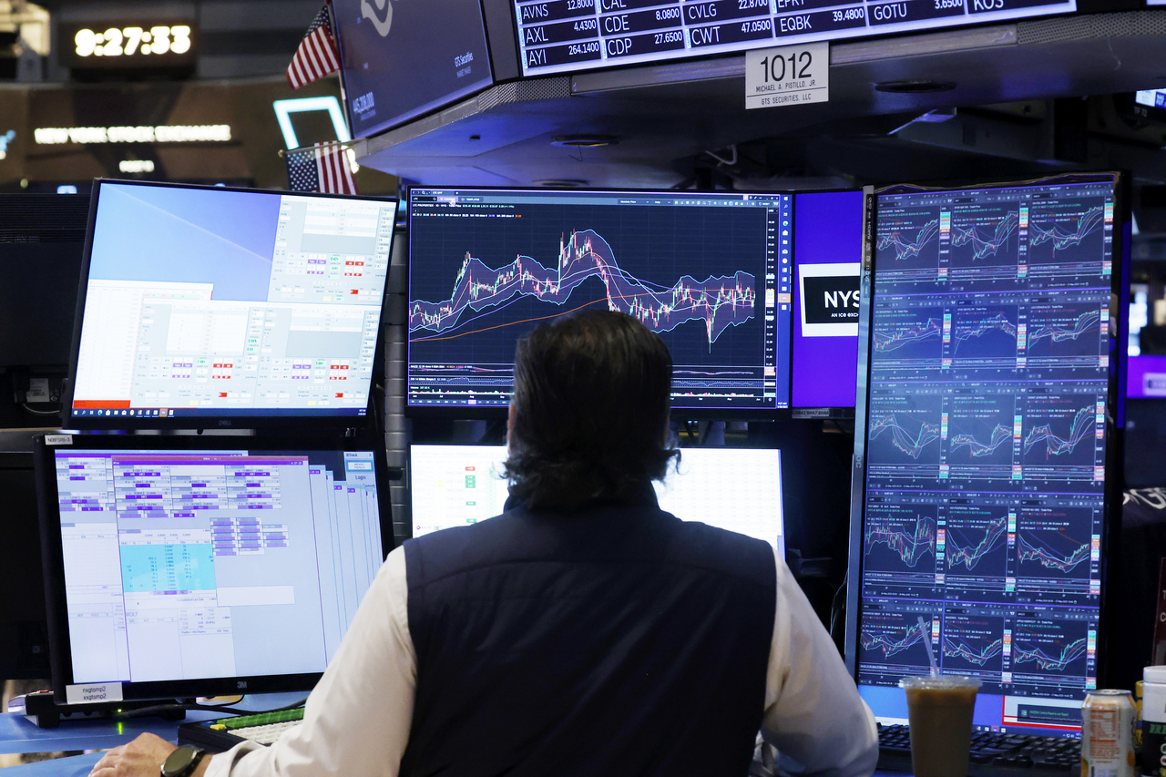지난 28일(현지시간) 미국 뉴욕 월스트리트 뉴욕증권거래소(NYSE)에서 트레이더들이 분주히 일하고 있다. [UPI]