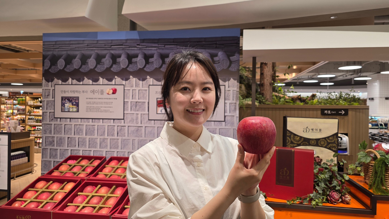 안동 사과 명품 ‘에이플’이 현대백화점 중동점에 입점해 판매되고 있다.[안동시 제공]