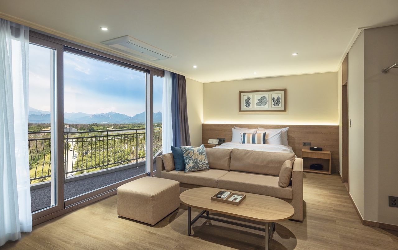 Room with Seoraksan view at Kensington Resort Seorak Beach (E-Land Park)