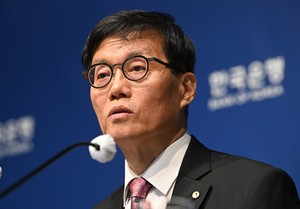BOK slashes growth forecast by half to 0.8%