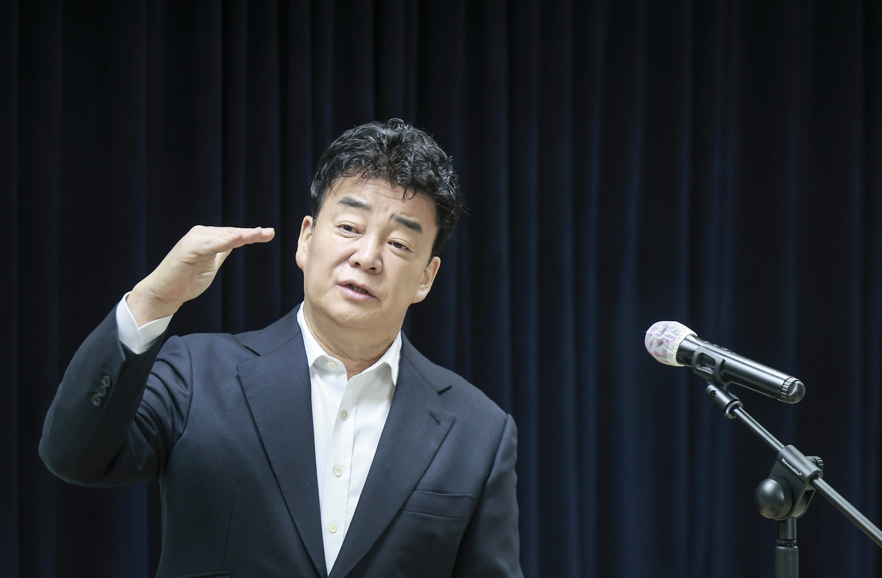 TheBorn Korea CEO Paik Jong-won answers questions at a shareholders meeting in Seocho-gu, Seoul, March 28. (Newsis)