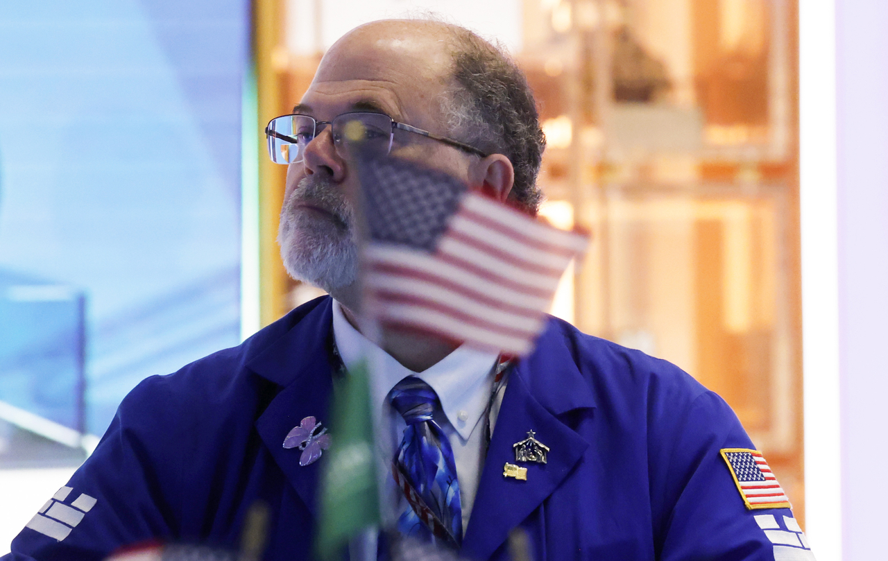 지난 28일(현지시간) 미국 뉴욕 월스트리트 뉴욕증권거래소(NYSE)에서 트레이더들이 작업하는 모습. [UPI]