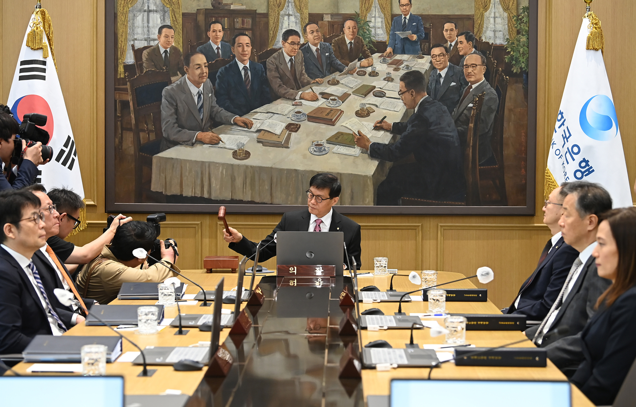 Bank of Korea Gov. Rhee Chang-yong bangs the gavel to open a Monetary Policy Committee meeting at the central bank in Seoul on Thursday. (Yonhap)